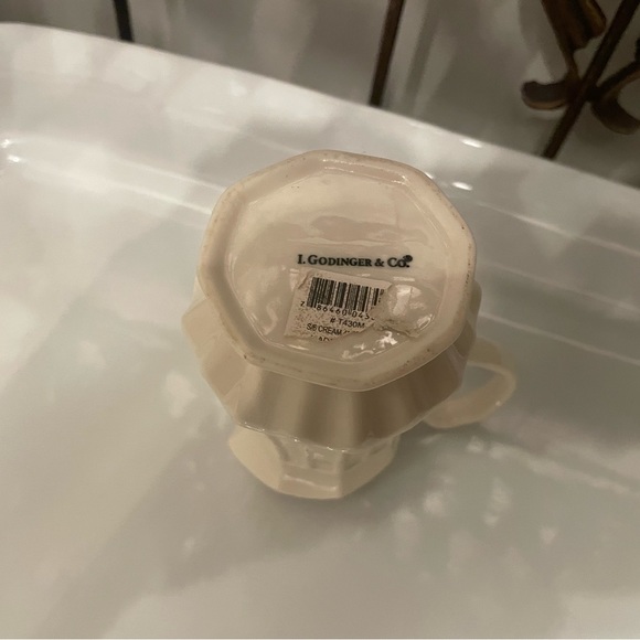 I. Godinger & Co. miniature Scalloped edge creamer/syrup/milk - Picture 3 of 3